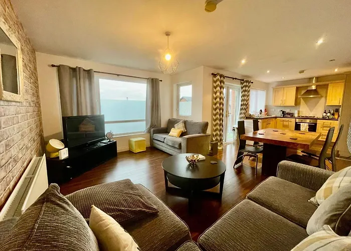 2 Bedroom City-Centre Apartment With Free Parking