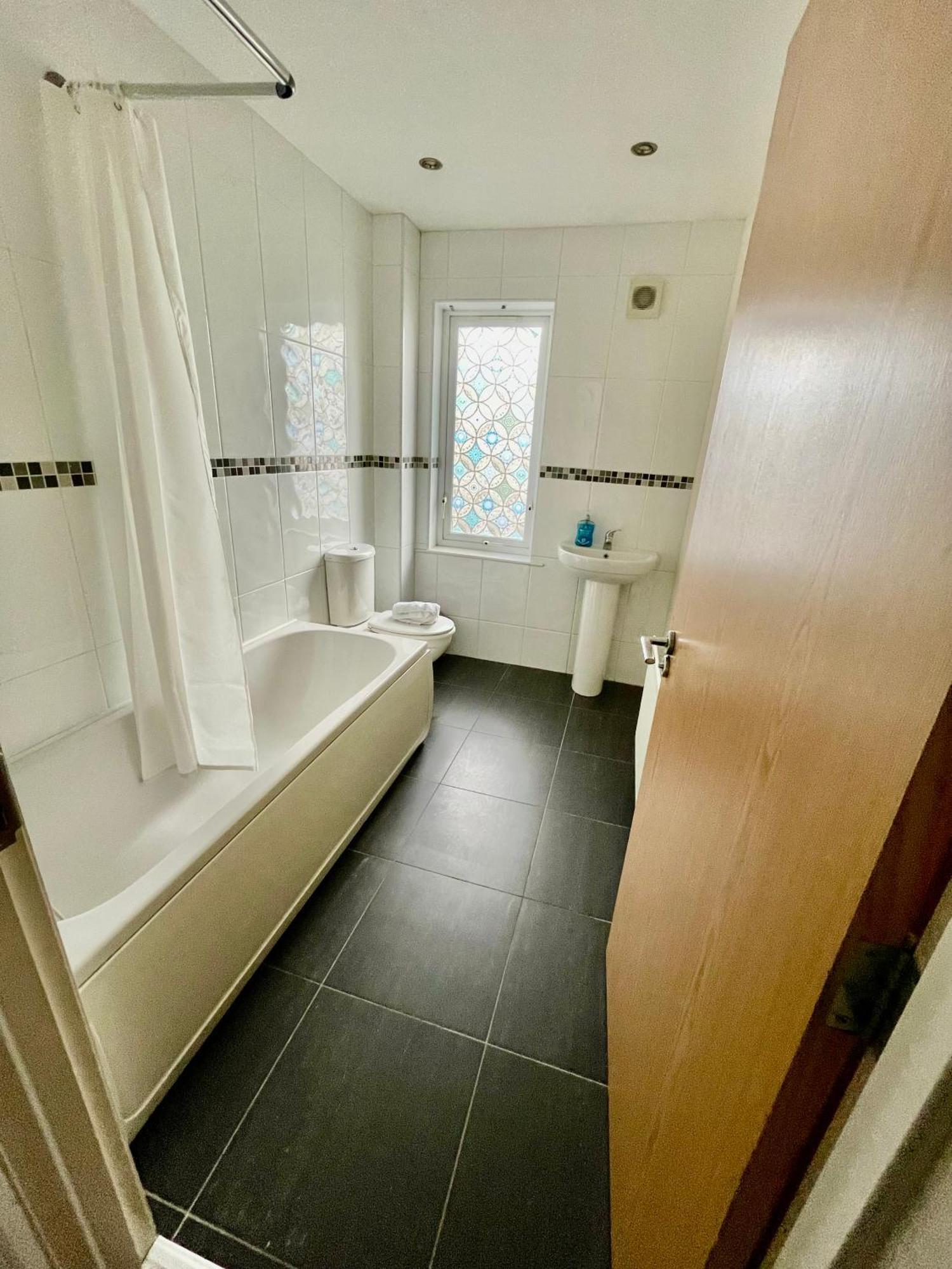 2 Bedroom City-centre With Free Parking Apartment Belfast