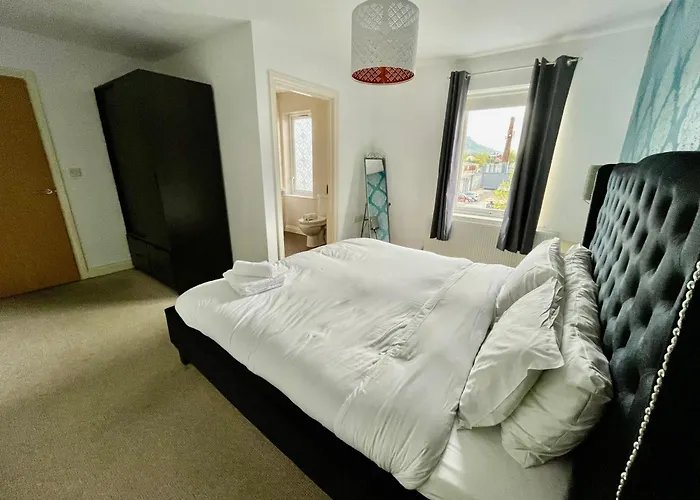2 Bedroom City-Centre Apartment With Free Parking