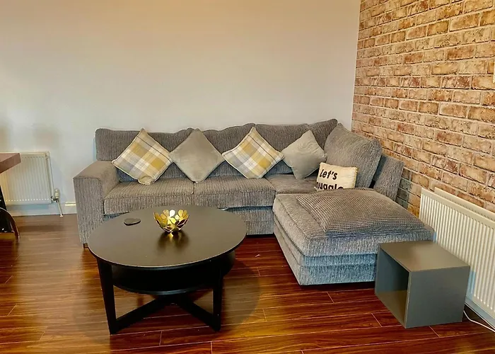 2 Bedroom City-Centre Apartment With Free Parking