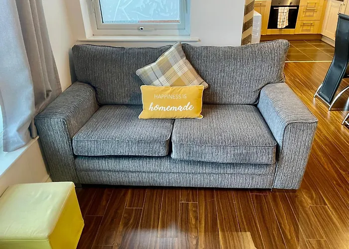 2 Bedroom City-Centre Apartment With Free Parking