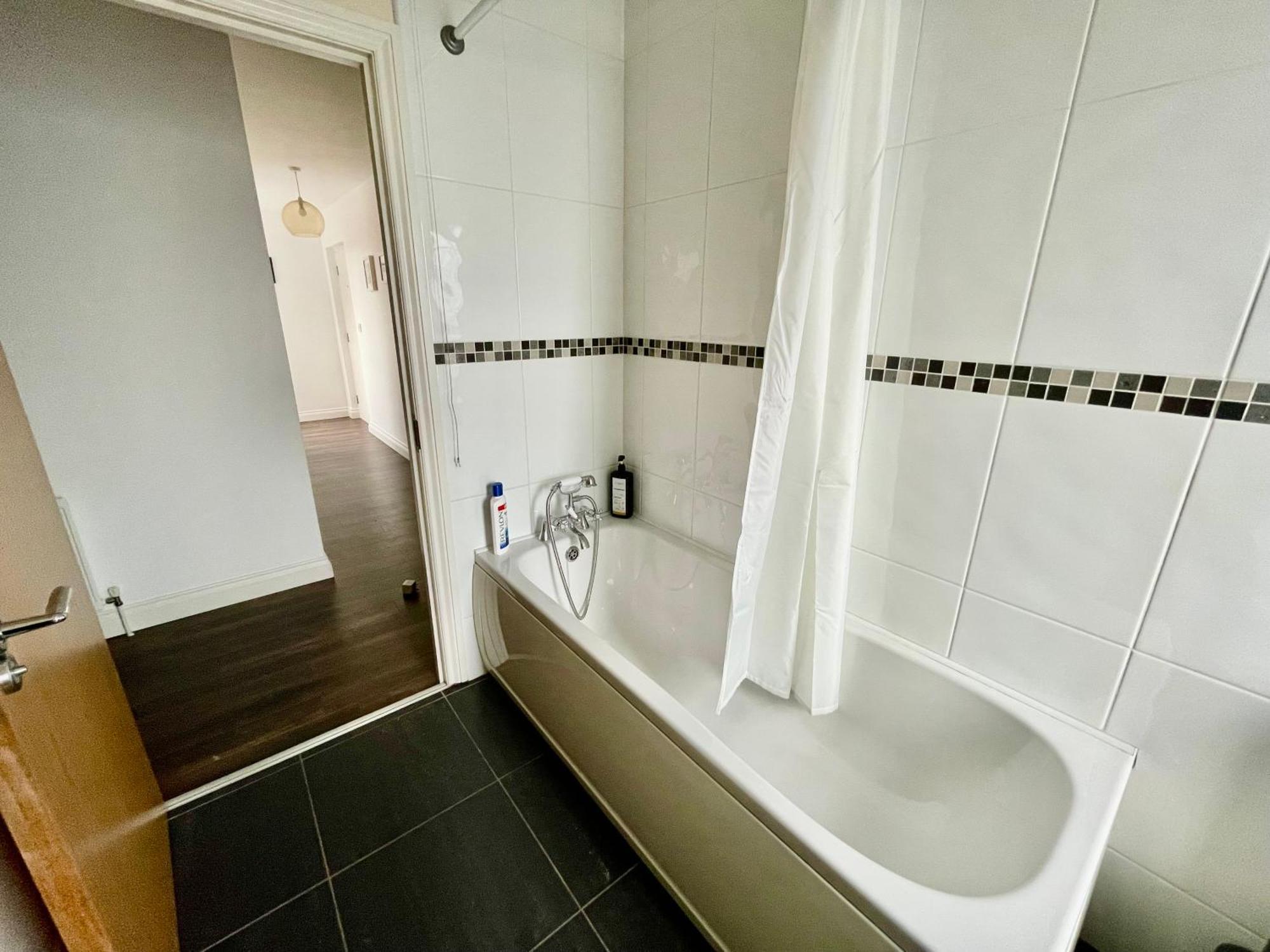 2 Bedroom City-centre With Free Parking Apartment
