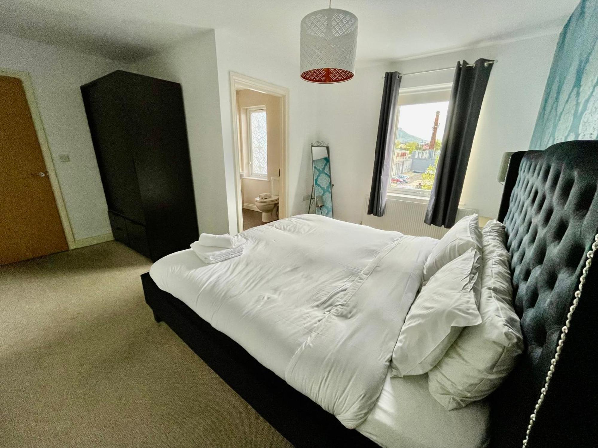 2 Bedroom City-centre With Free Parking *